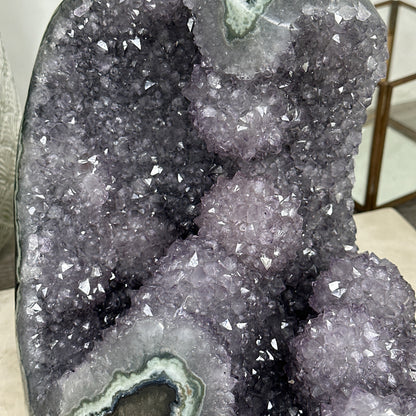 Amethyst-Jaspis-Geode massiv mit stalaktitischer Kristallstruktur und mystisch grüner Jaspis-Matrix