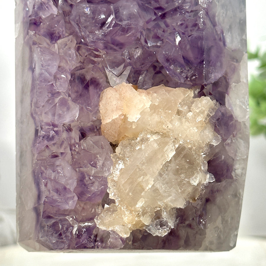 Amethyst-Achat-Obelisk mit schön sichtbaren Kalzit-Einschlüssen