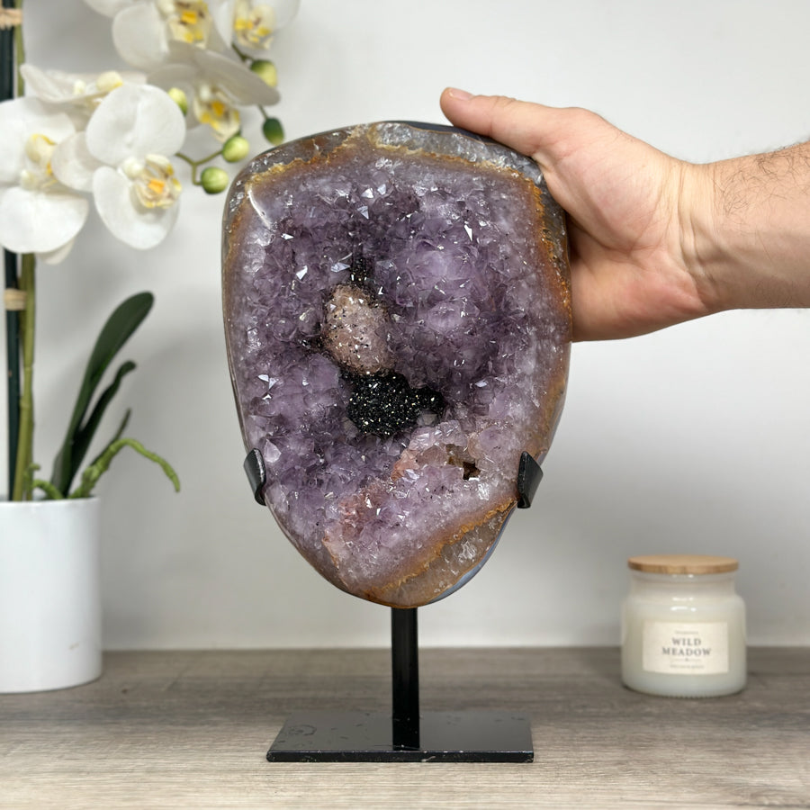 Amethyst-Cluster mit schwarzer Hämatitformation