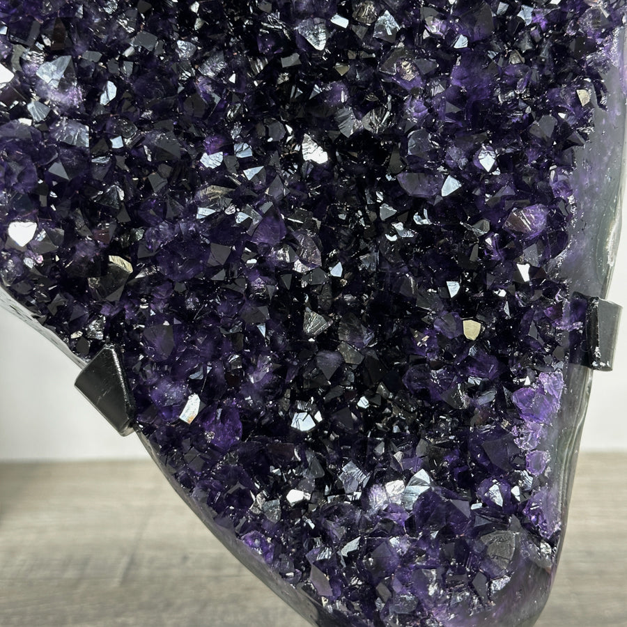 Amethyst-Kristallformation mit monumental gewachsener Kristallstruktur, in exklusiver Premiumqualität