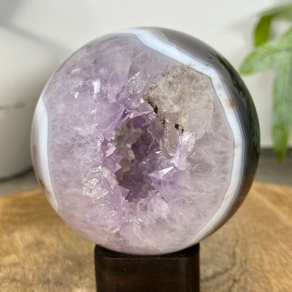 Amethyst-Sphäre mit transparenter Bänderung und klarer Kristallbildung