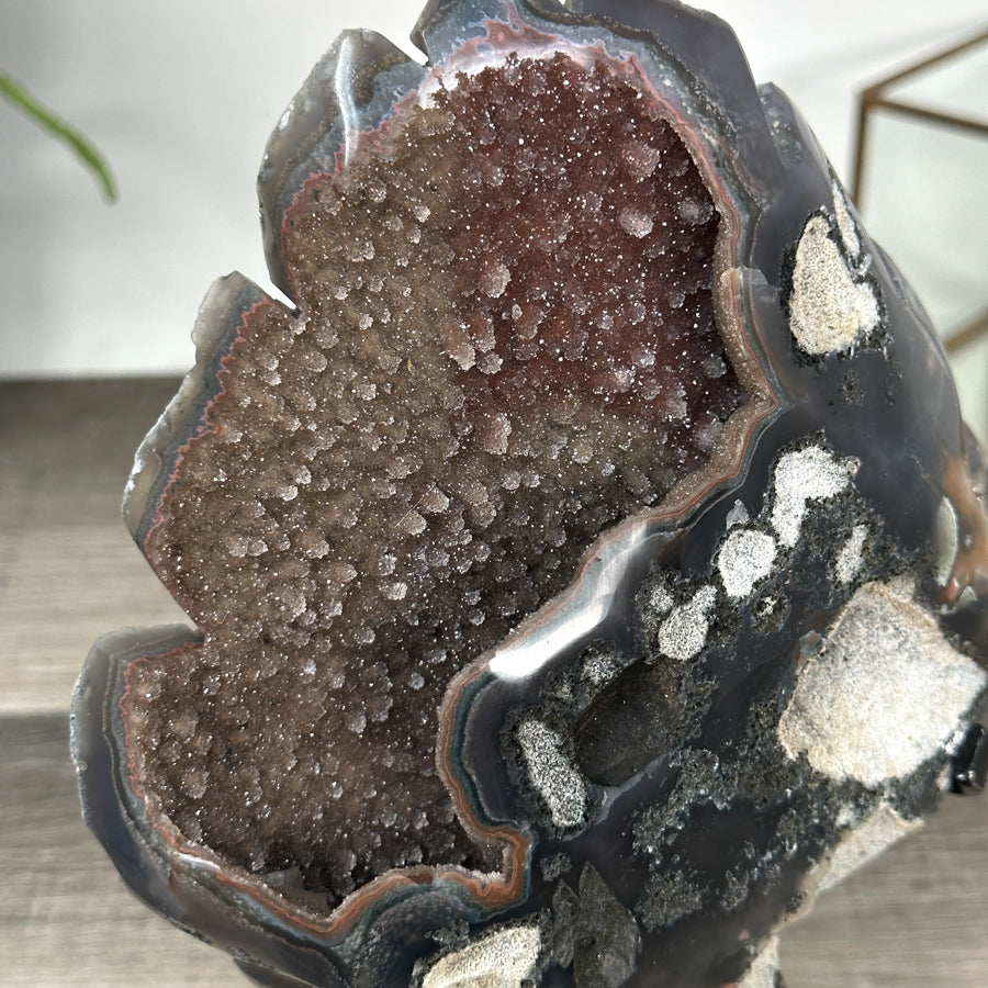 Achat-Geode mit braunen Nuancen und Druzy-Kristallen als Stein-Blatt
