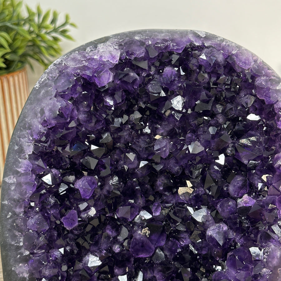 Amethyst-Kathedrale mit tiefviolett schimmernder Kristallarchitektur, in ausgewählter Spitzenqualität