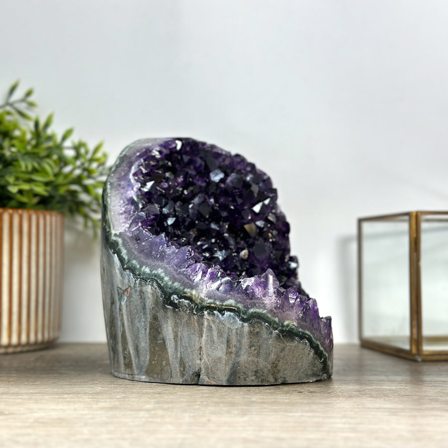 Amethyst-Druse mit wunderschön verwachsener Kristallstruktur, in ausgewählter Spitzenqualität