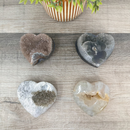 Mineralien-Herzset 4-teilig, mit ausdrucksstarker Mineralstruktur