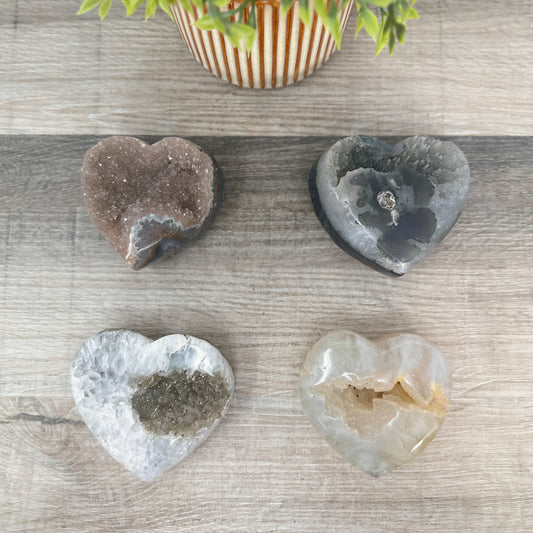 Mineralien-Herzset 4-teilig, mit ausdrucksstarker Mineralstruktur