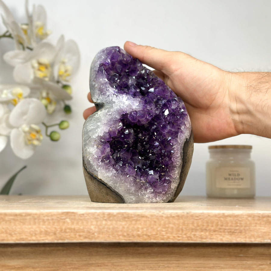Amethyst-Kathedrale mit tiefvioletten Kristallspitzen und klarer architektonischer Struktur