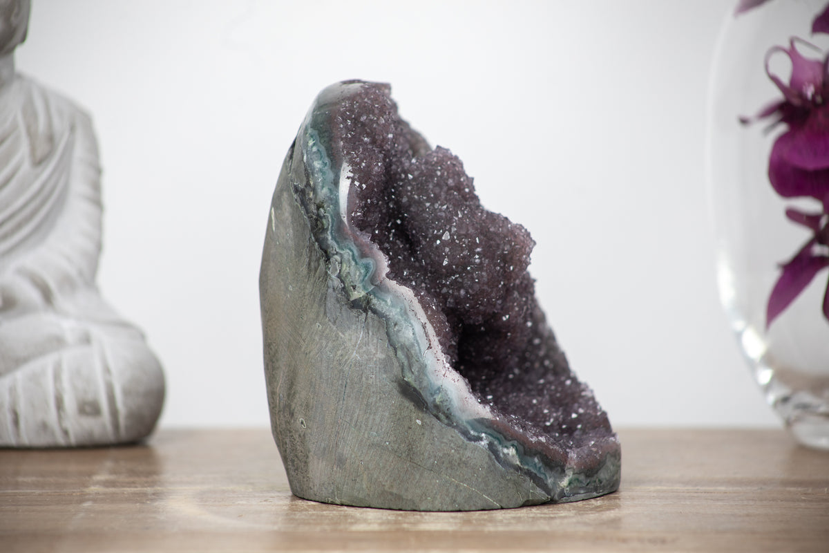 Amethyst-Druse mit violetter Kristallstruktur und Jaspis-Schale