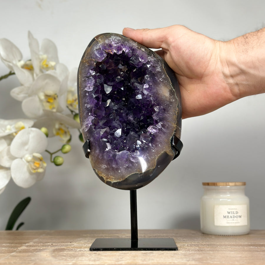 Amethyst-Geode mit Achat-Schale und strukturierter Kristallkammer