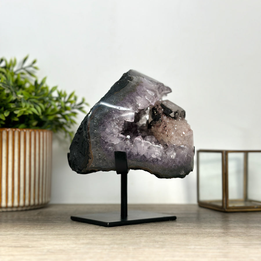 Amethyst-Geode mit markanter Kalzit-Einlagerung