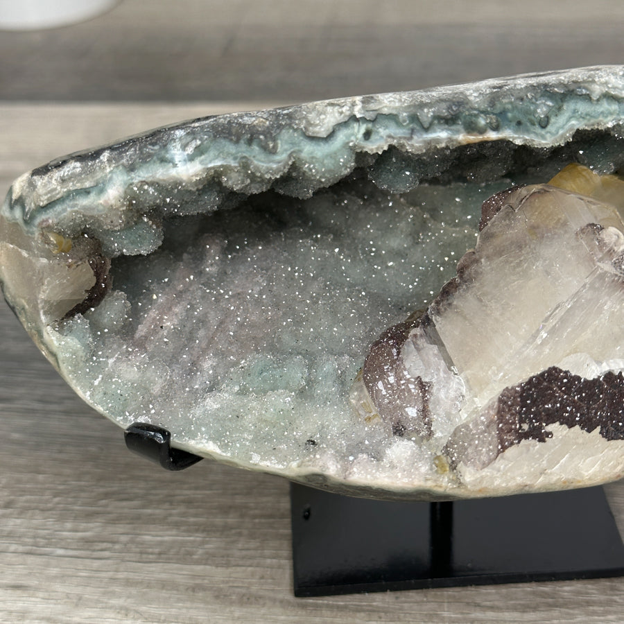 Quarz-Geode mit Kalzitkristall und grünlicher Farbwirkung
