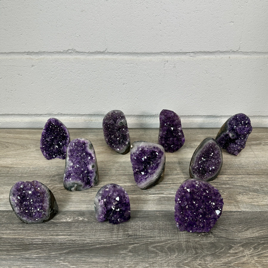 Amethyst-Kathedralen & Drusen-Set 18-teilig, mit dicht gewachsenen, violetten Kristallformationen