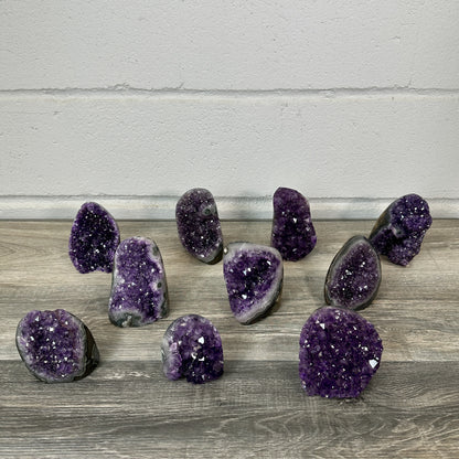 Amethyst-Kathedralen & Drusen-Set 18-teilig, mit dicht gewachsenen, violetten Kristallformationen