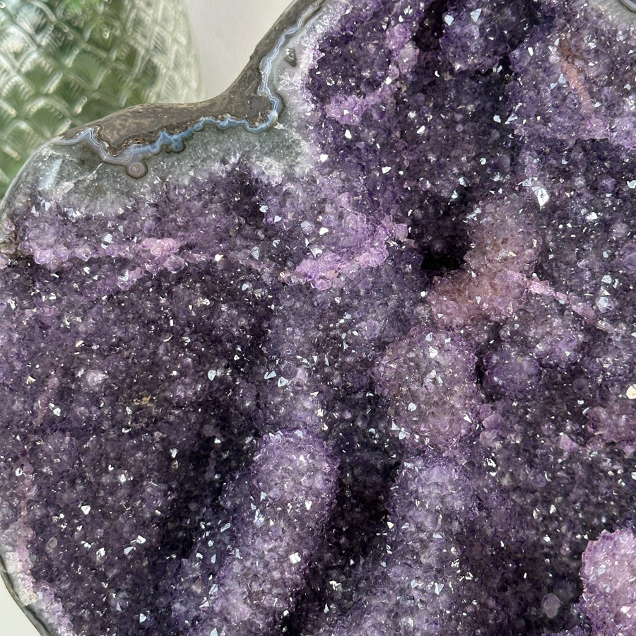 Amethyst-Statement-Cluster mit vielschichtiger Stalaktitbildung, in exklusiver Premiumqualität