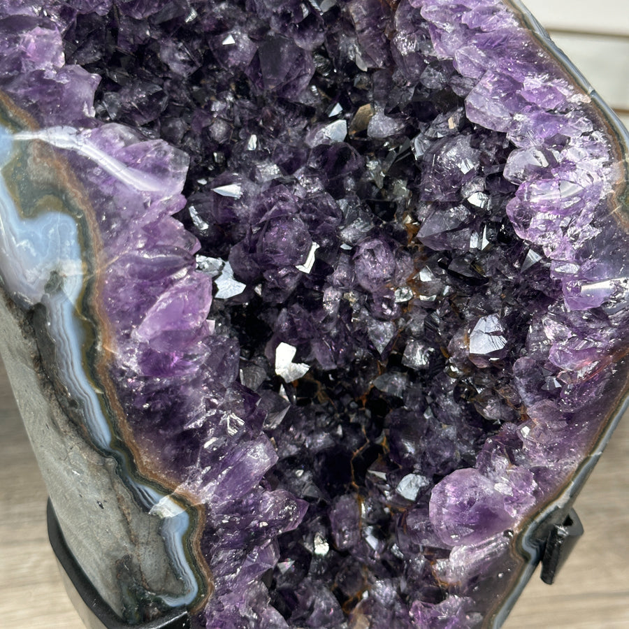 Amethyst-Geode mit intensiv blau gerahmter Achat-Schale, in hochwertiger Naturqualität