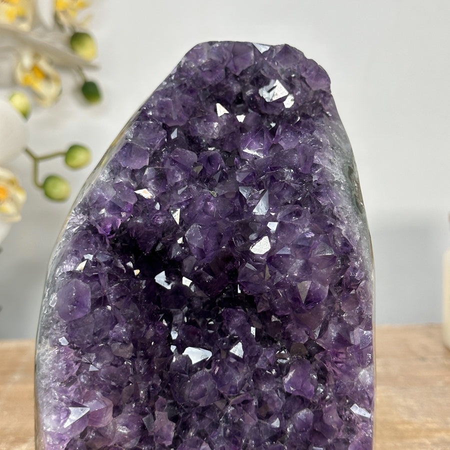 Amethyst-Kathedrale mit architektonisch geöffneter, violetter Kristallkammer