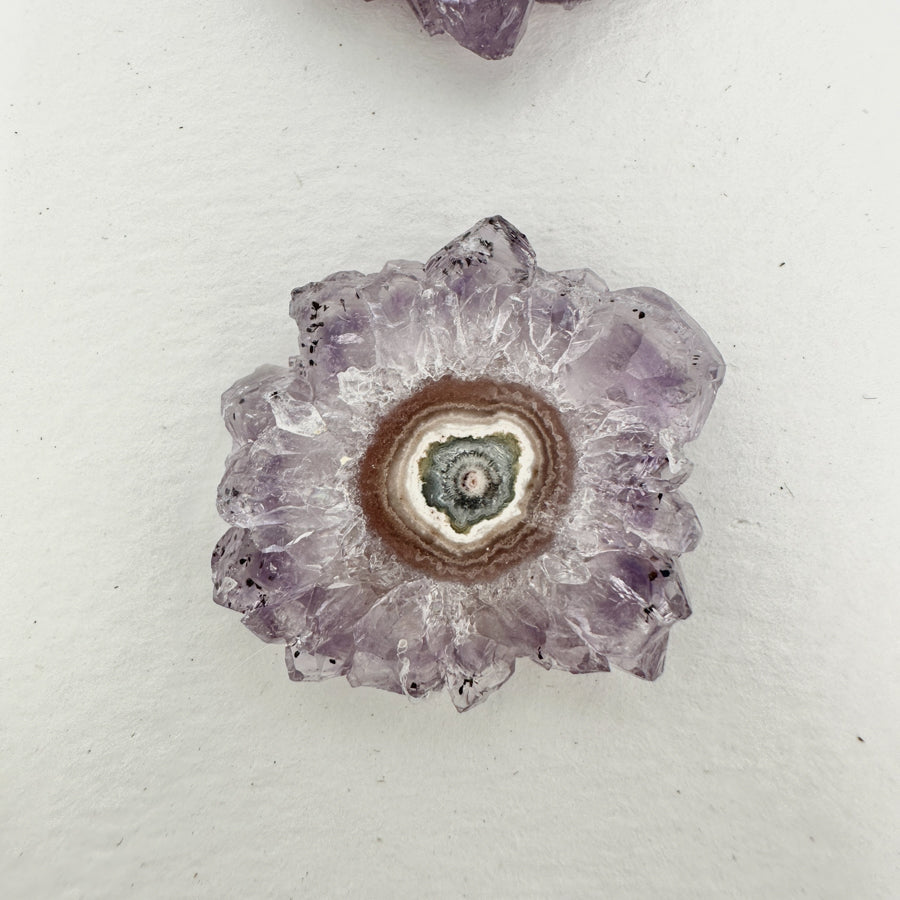 Amethyst-Quarz-Jaspis-Stalaktiten-Scheiben mit kristallreicher Struktur