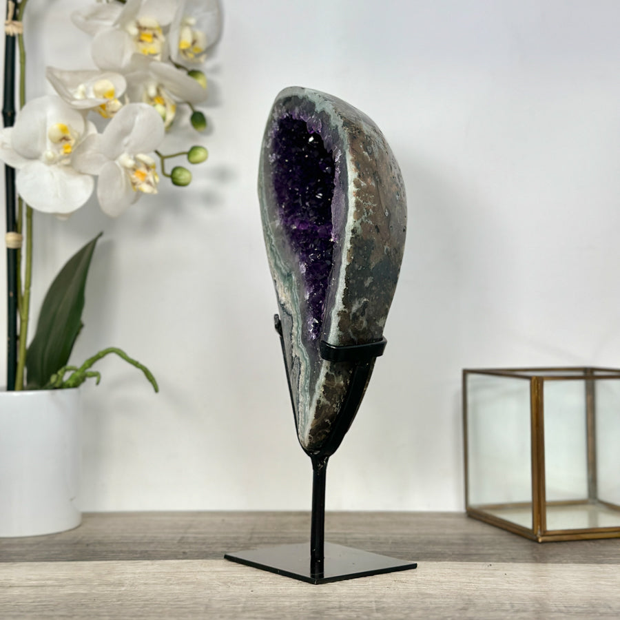 Amethyst-Geode mit präzise definierter Kristallstruktur