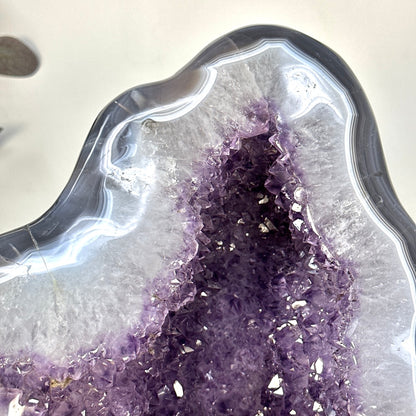 Amethyst-Geode groß mit fließender Kristallform und blauer Achat-Bänderung