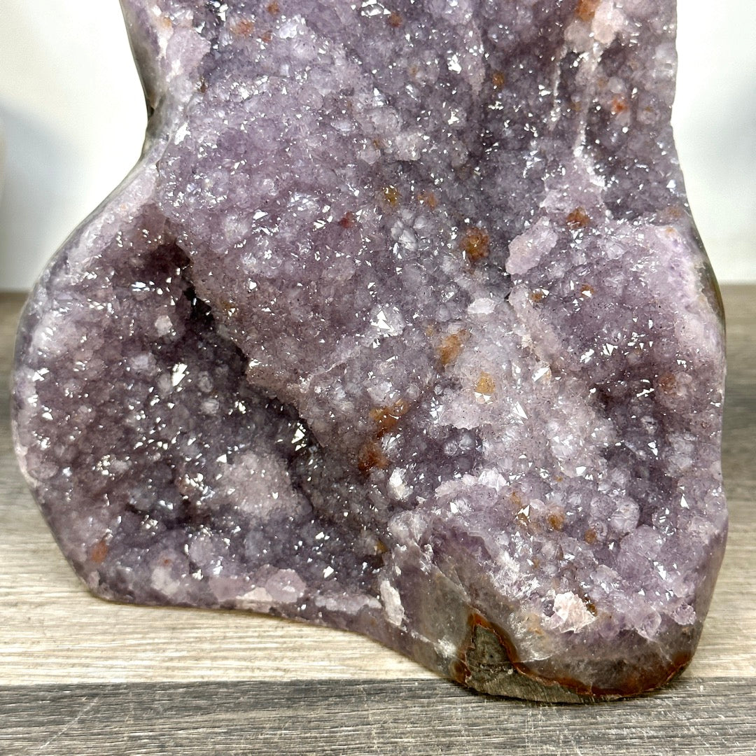 Zucker-Amethyst-Kathedrale mit purpurner Kristallarchitektur und samtiger Textur