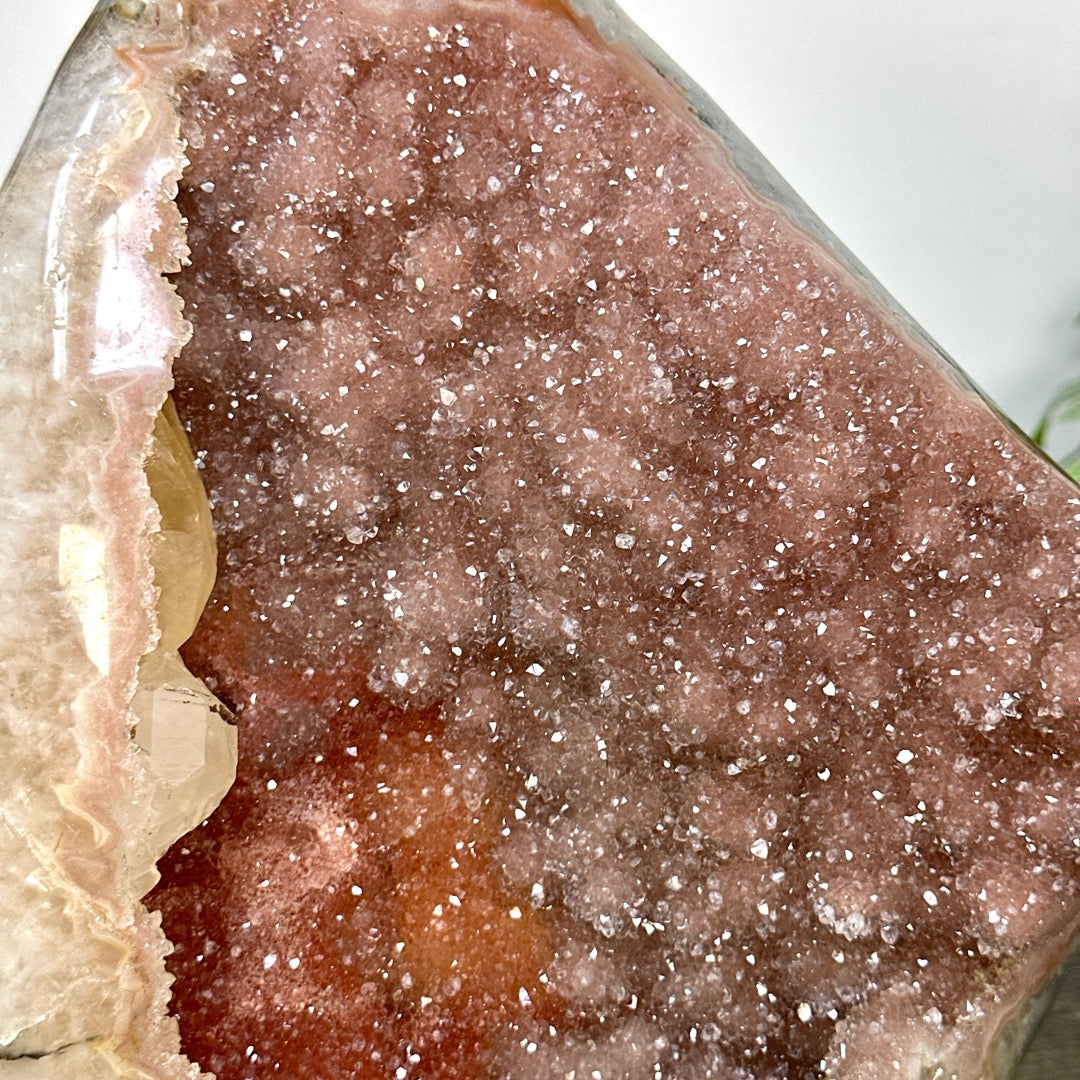 Pinkfarbener Amethyst Kathedrale massiv mit integrierter Calcitformation