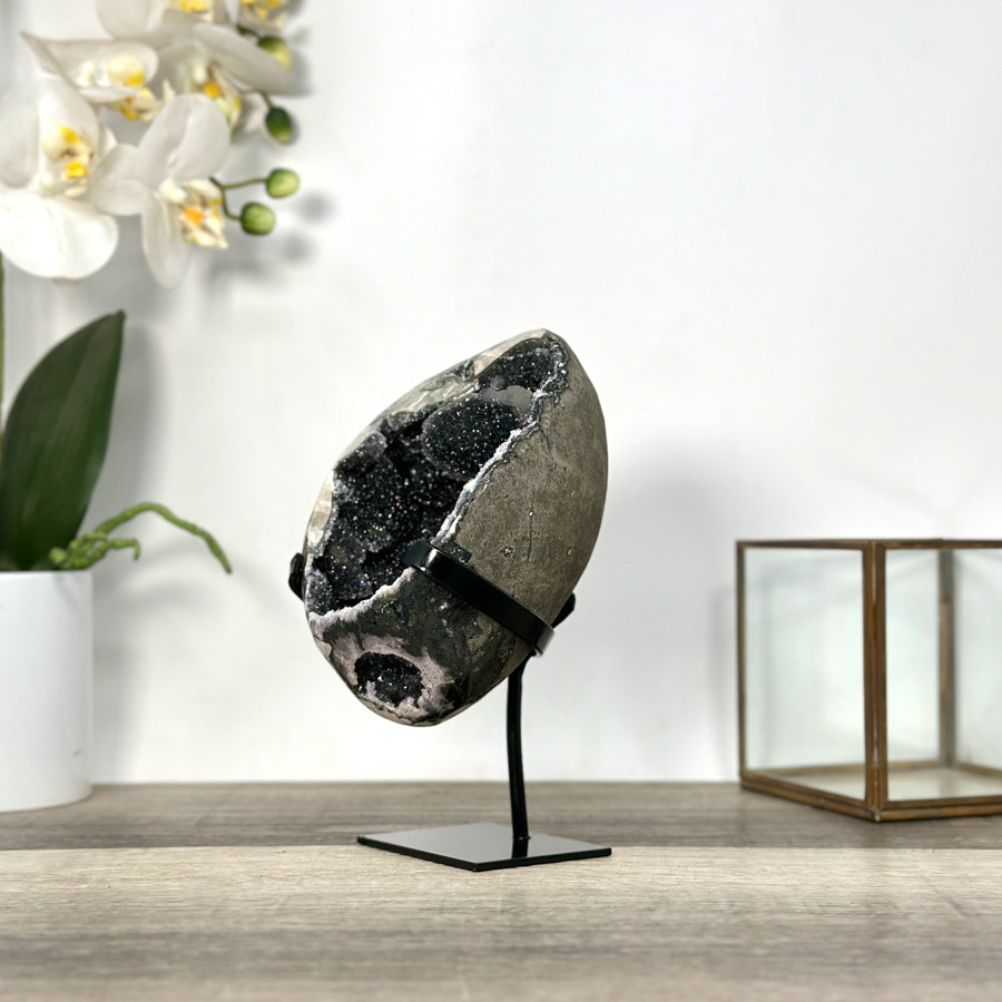 Schwarze Quarz-Druzy-Geode mit feinkristalliner Oberfläche