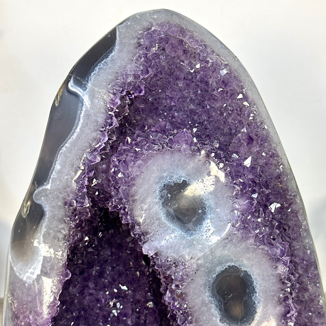 Amethyst-Kathedrale groß mit markanten Stalaktiten-Augen und Quarz-Struktur