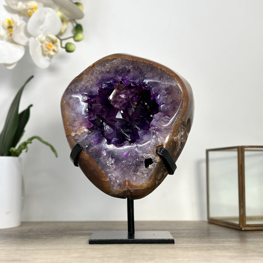 Amethyst-Geode mit kontrastreicher Achat-Randzone