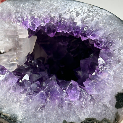 Amethyst-Achat-Geode mit plastischer Kalzitformation