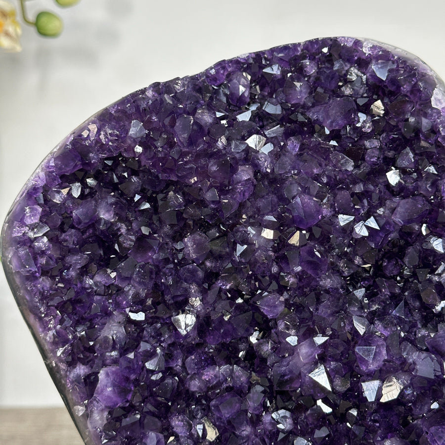 Amethyst-Kristallcluster mit lebendig schimmernder Farbintensität