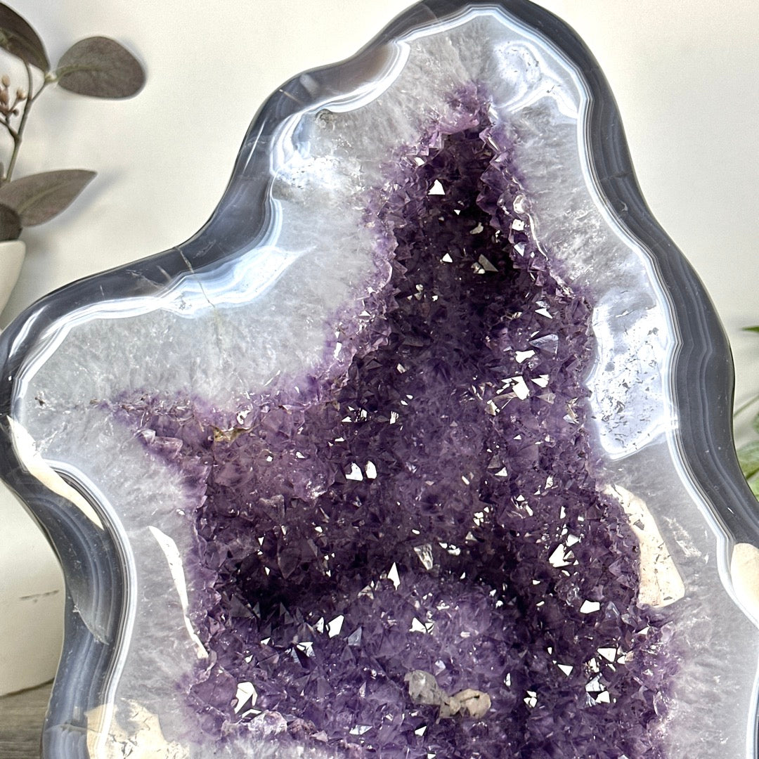 Amethyst-Geode groß mit fließender Kristallform und blauer Achat-Bänderung