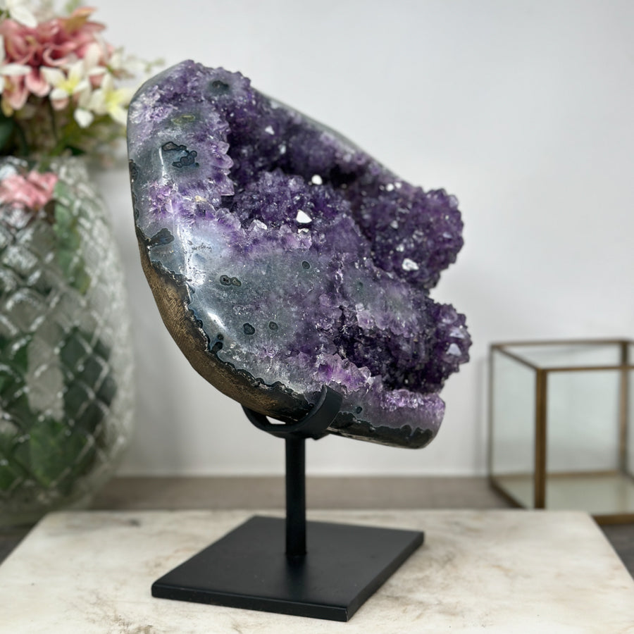 Amethyst-Geode mit außergewöhnlicher Kristallformation und plastischer Struktur, in exklusiver Premiumqualität