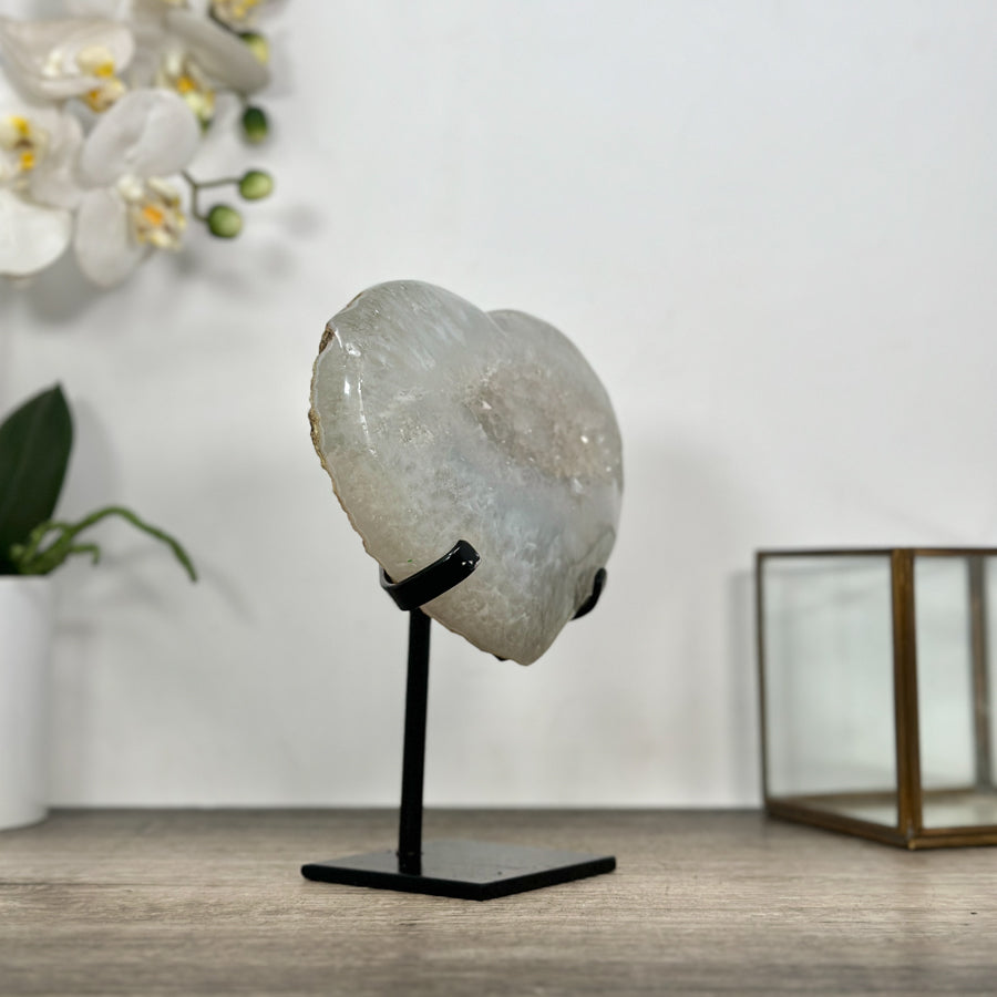 Quarz-Herzskulptur mit kristallklarer, prismatischer Kristallbildung