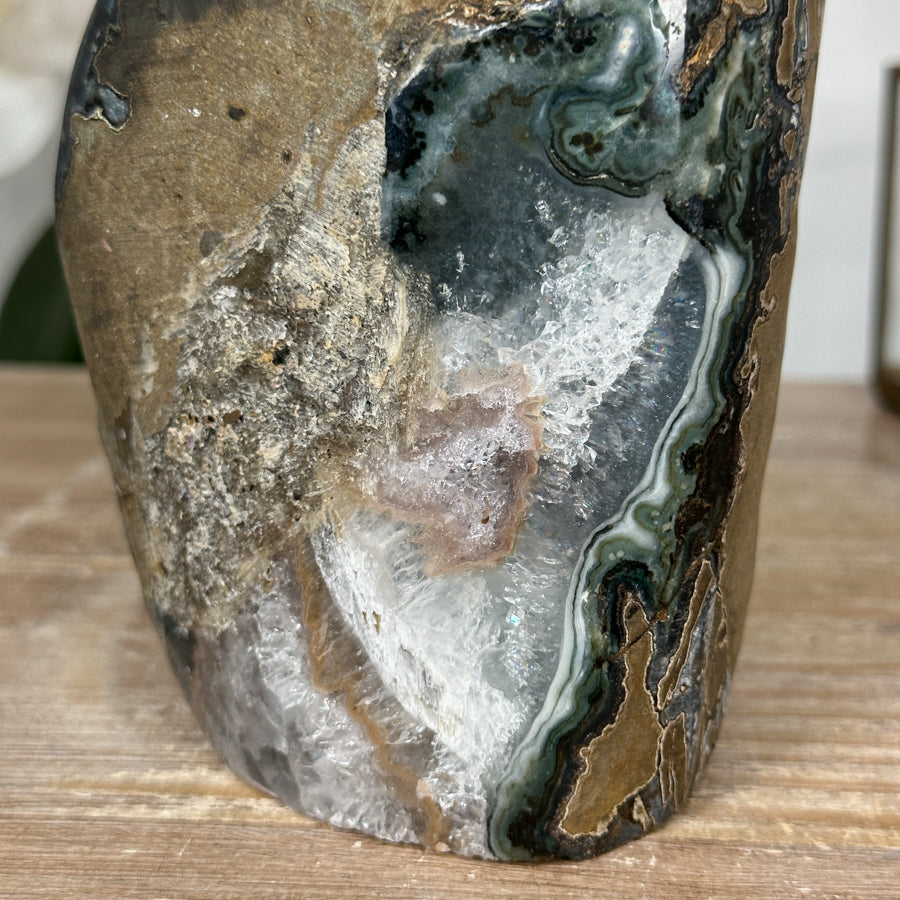 Amethyst-Geode mit aufrechter Standform und kompakter Kristallstruktur