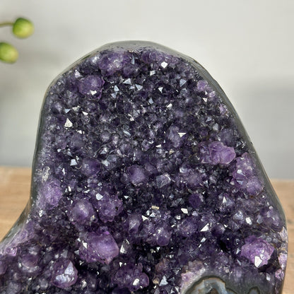 Amethyst-Druse mit tief ausgeprägter, architektonischer Kristallkammer