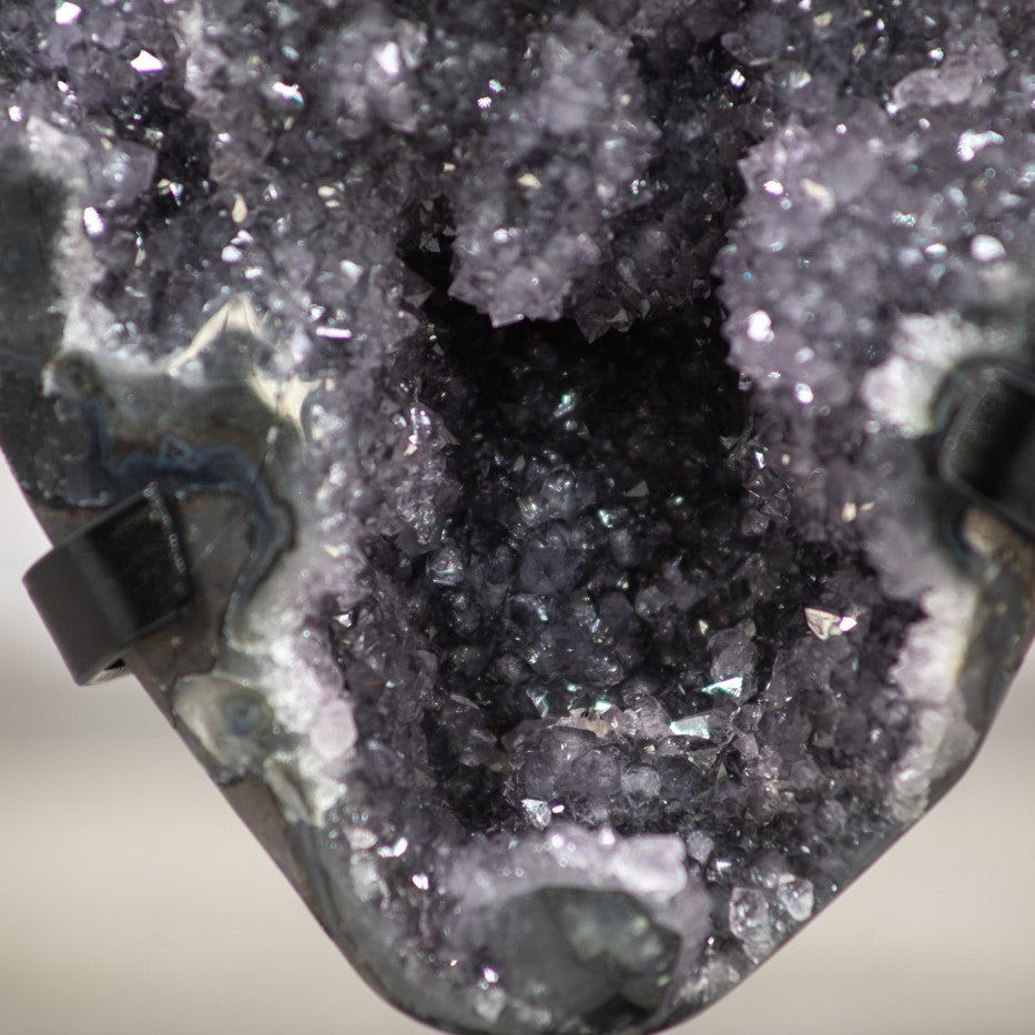 Amethyst-Stalaktiten-Exemplar mit dichter Tropfsteinstruktur