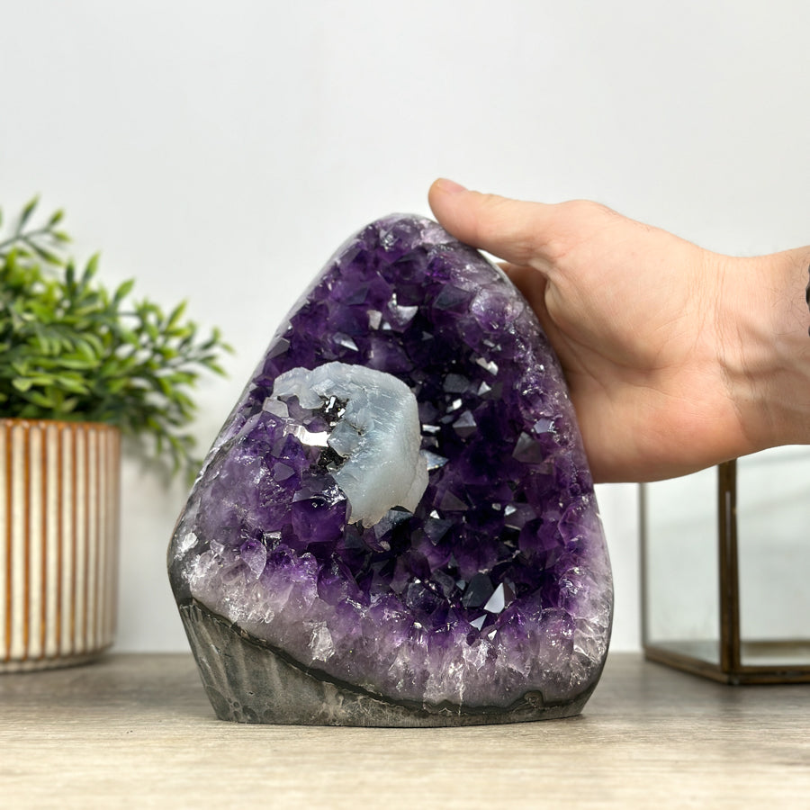 Amethyst-Kathedrale mit eindrucksvoller Kalzit-Einlagerung und violetter Kristallstruktur