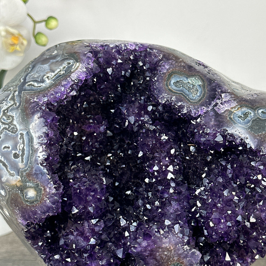 Amethyst-Geode mit außergewöhnlicher, tropfsteinartiger Innenarchitektur, in ausgewählter Spitzenqualität