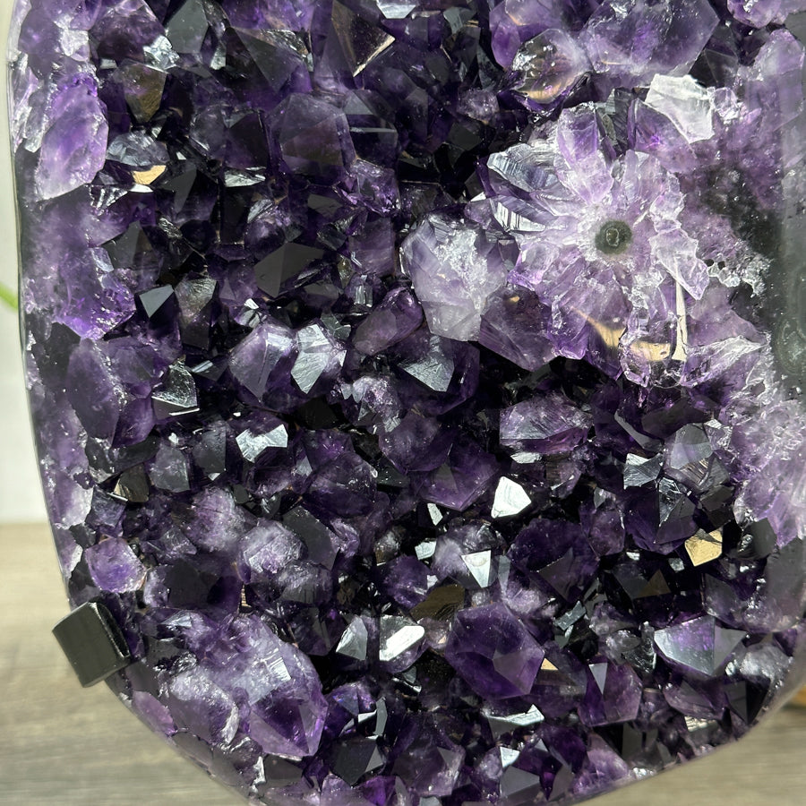 Amethyst-Kristallcluster mit gleichmäßig gewachsener Spitzenzone, in ausgewählter Spitzenqualität