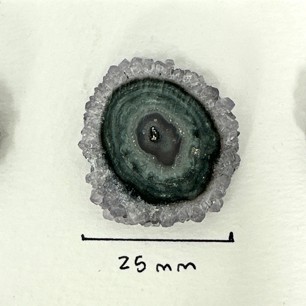 Amethyst-Jaspis-Stalaktiten-Scheiben mit konzentrischer Mineralstruktur
