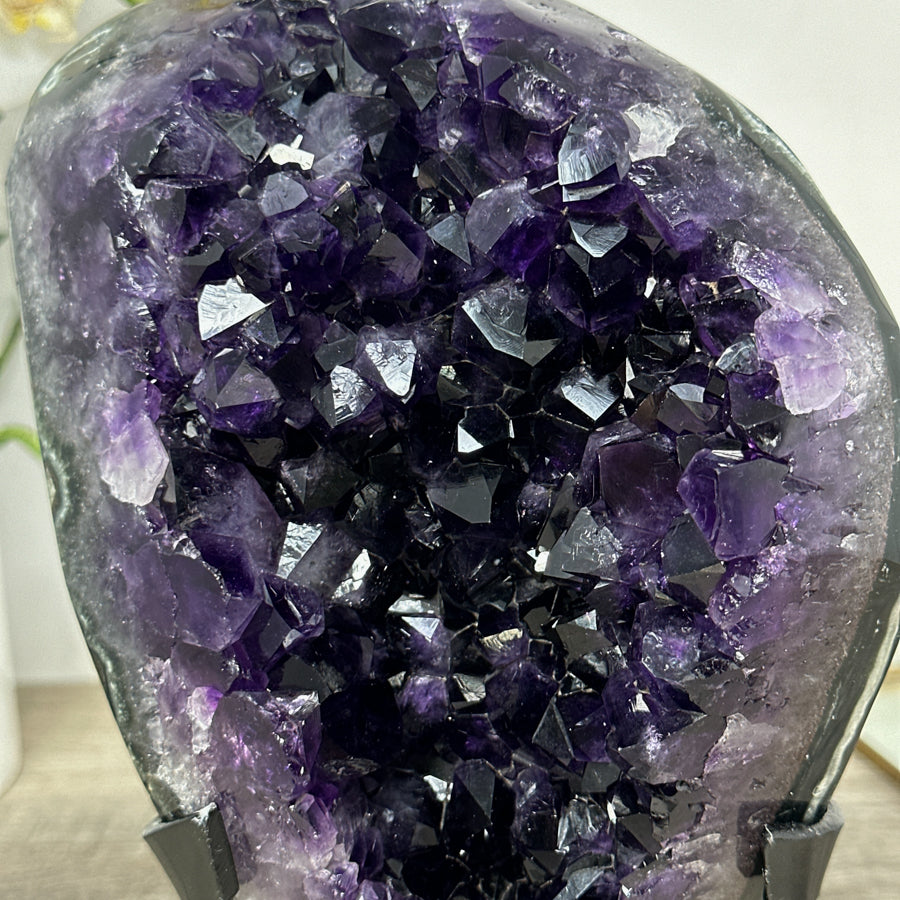 Amethyst-Stein mit breit gefächerter, tiefvioletter Kristallzone