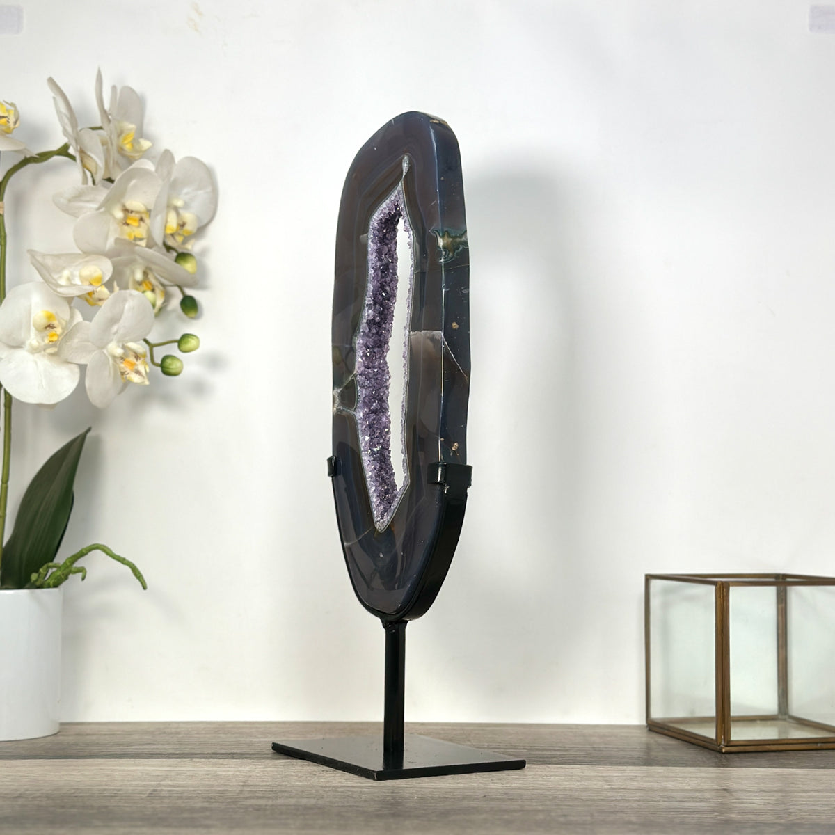 Achat-Portal mit funkelnden Amethyst Kristallen