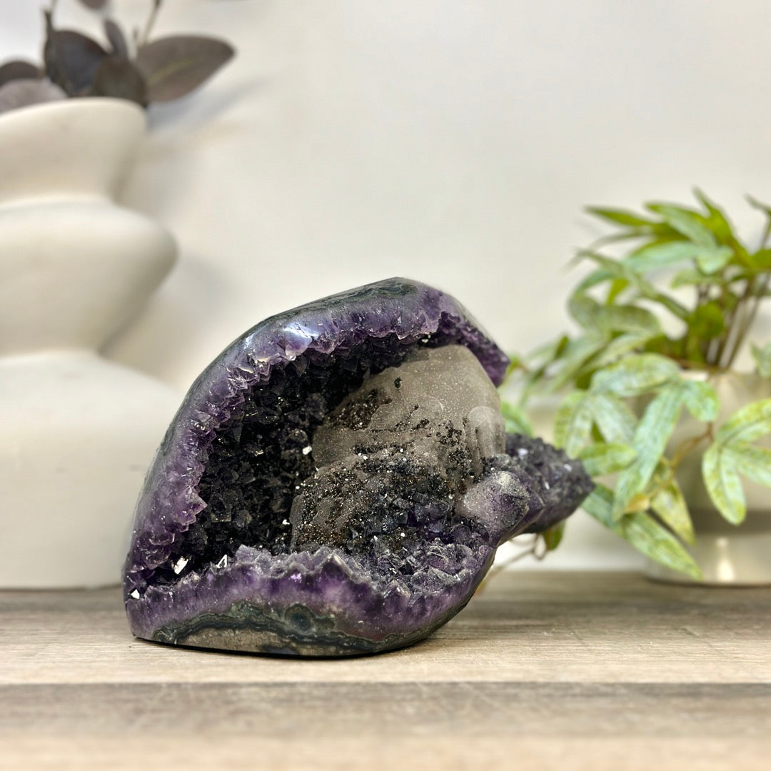 Amethyst-Geode mit zuckerquarzartiger Kristallbeschichtung und Kalzitformation