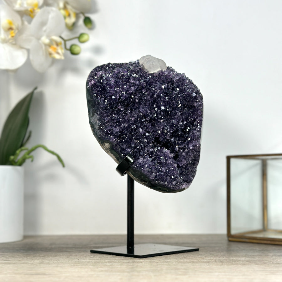 Amethyst-Stein mit integrierter Kalzit-Einlagerung