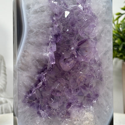 Blaugebänderter-Achat-Amethyst-Obelisk mit harmonisch verlaufender Bänderstruktur