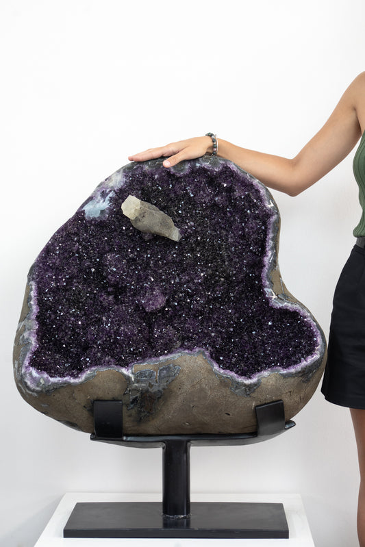 Amethyst-Geode XXL massiv mit zentraler Kalzitformation, in exklusiver Premiumqualität