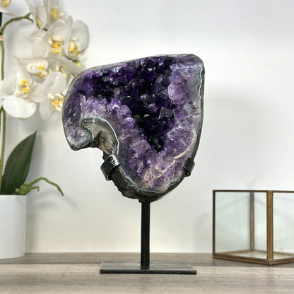 Amethyst-Geode groß mit klar definierter, prismatischer Formation