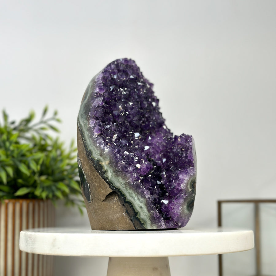 Amethyst-Geodencluster mit intensiv ausgeprägter Kristallstruktur