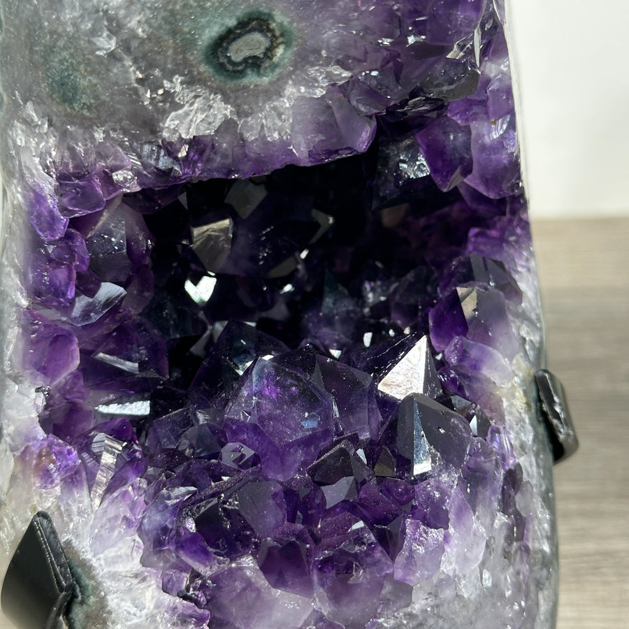 Amethyst-Geode mit groß gewachsener, tiefvioletter Kristallstruktur
