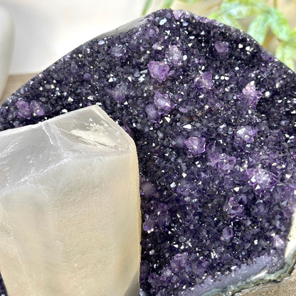 Amethyst groß mit herausragender natürlicher Kalzitbildung und tiefvioletten Kristallen